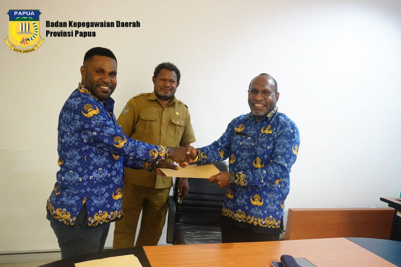 Pembagian SK PN kepada 49 Calon Pegawai Negeri Sipil (CPNS) di lingkungan Badan Kepegawaian Daerah Provinsi Papua.