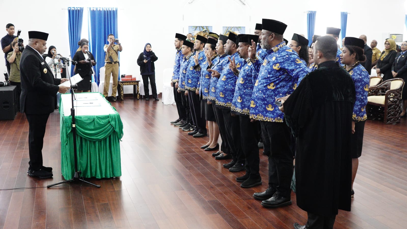 Gubernur Papua Lantik 16 Pejabat, Tekankan Pelayanan Maksimal di Tengah Keterbatasan Anggaran